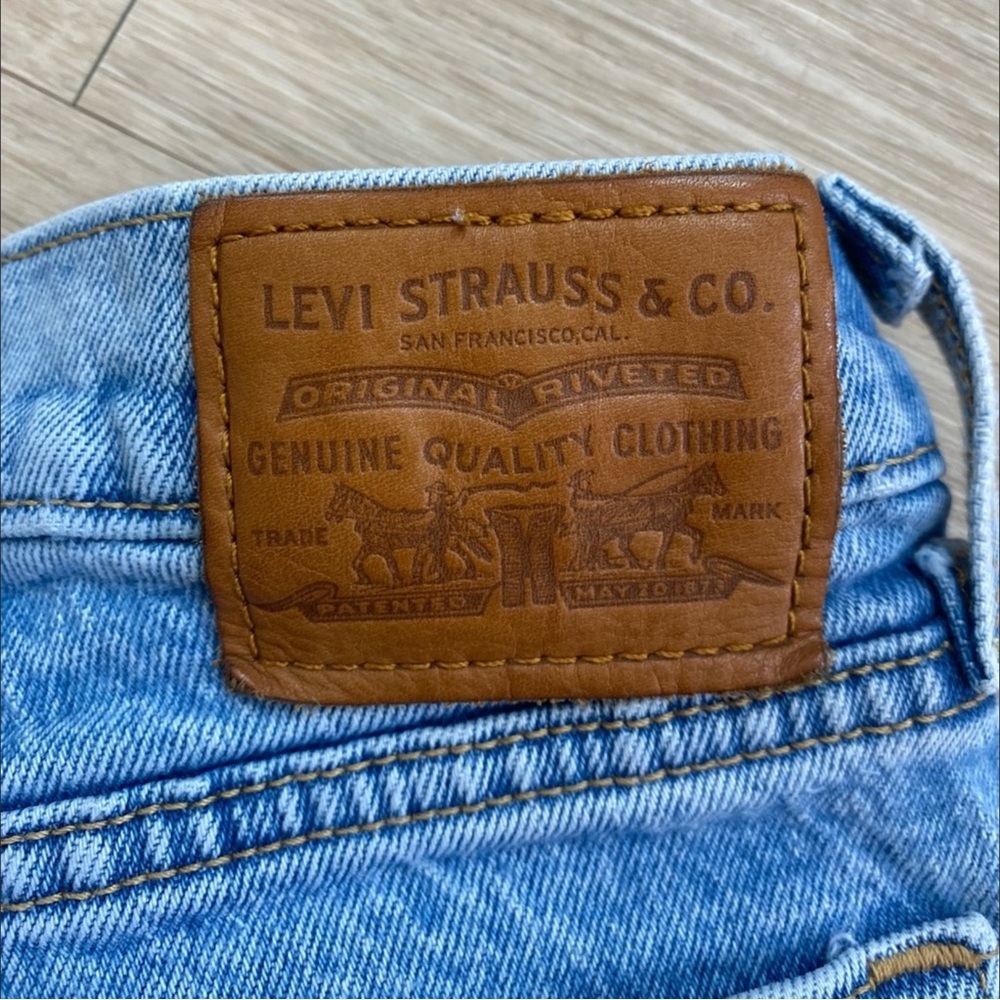 Levi’s - Picture 3 of 3
